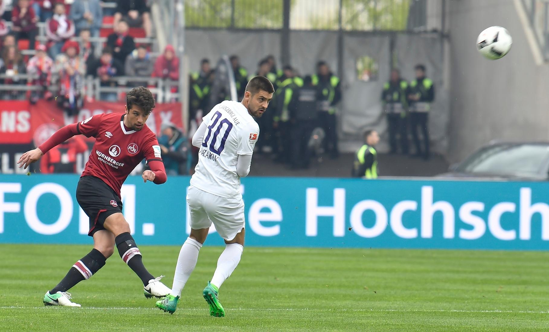 Passables Stellungsspiel, im Zweikampf nicht immer konsequent genug. Seine weiten Pässe nach vorne landeten zu oft im Niemandsland. Redaktion: 4 | User: 3,5 (506 Stimmen)