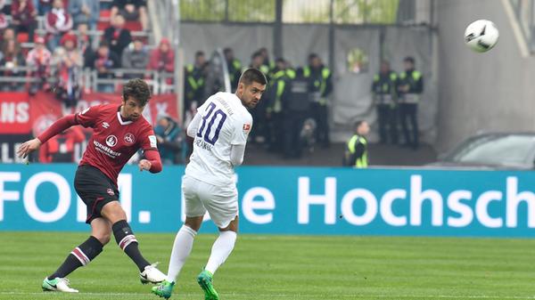 Passables Stellungsspiel, im Zweikampf nicht immer konsequent genug. Seine weiten Pässe nach vorne landeten zu oft im Niemandsland. Redaktion: 4 | User: 3,5 (506 Stimmen)