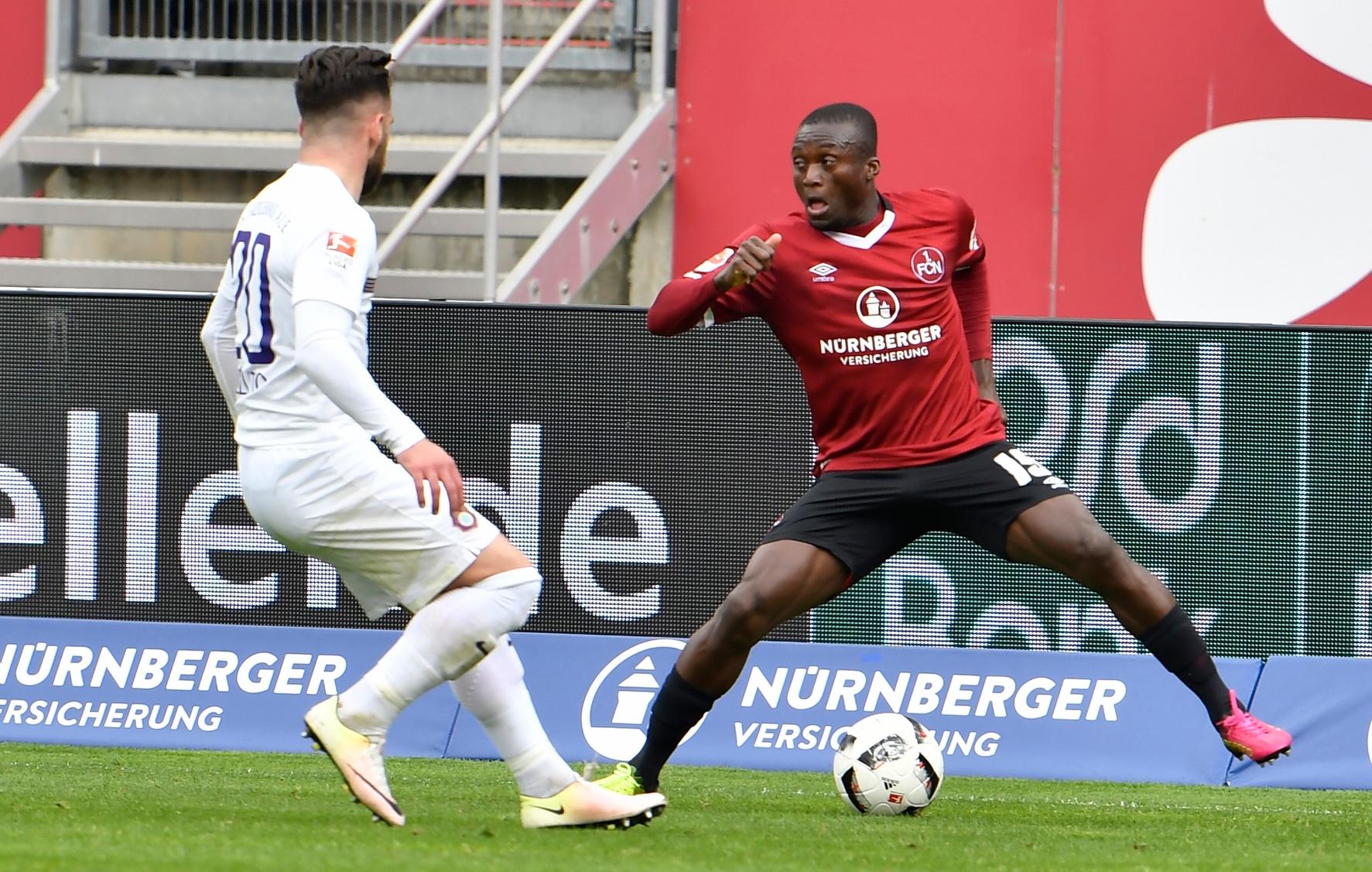 Herzerfrischender Auftritt des agilen Linksverteidigers. Bekam Szenenapplaus für gewonnene Zweikämpfe, löste Situationen auch mal auf spielerische Art und kurbelte unermüdlich das Angriffsspiel an. Redaktion: 2 | User: 1,8 (509 Stimmen)