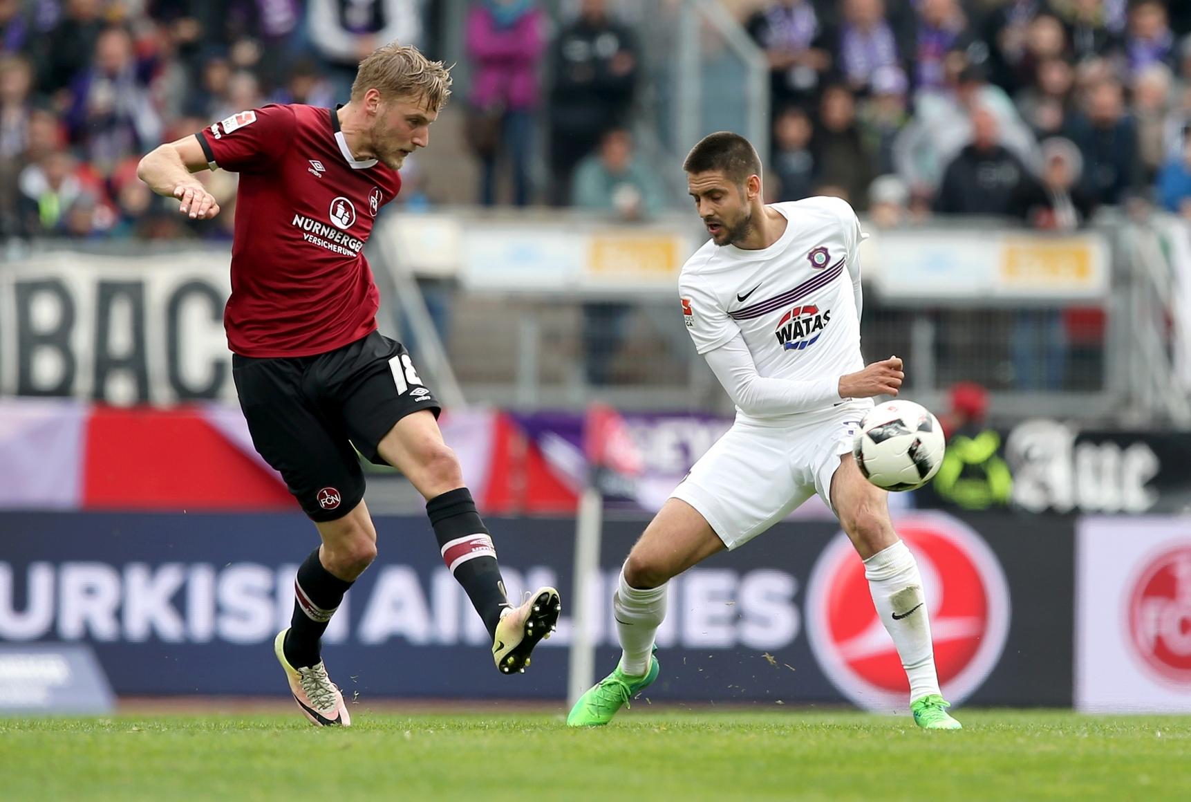 Vor allem defensiv deutlich verbessert, rackerte 90 Minuten lang. Vergab per Kopf eine Großchance zum 2:1 (81.), leitete dann aber den Siegtreffer durch Teuchert ein. Redaktion: 3 | User: 3,2 (500 Stimmen)