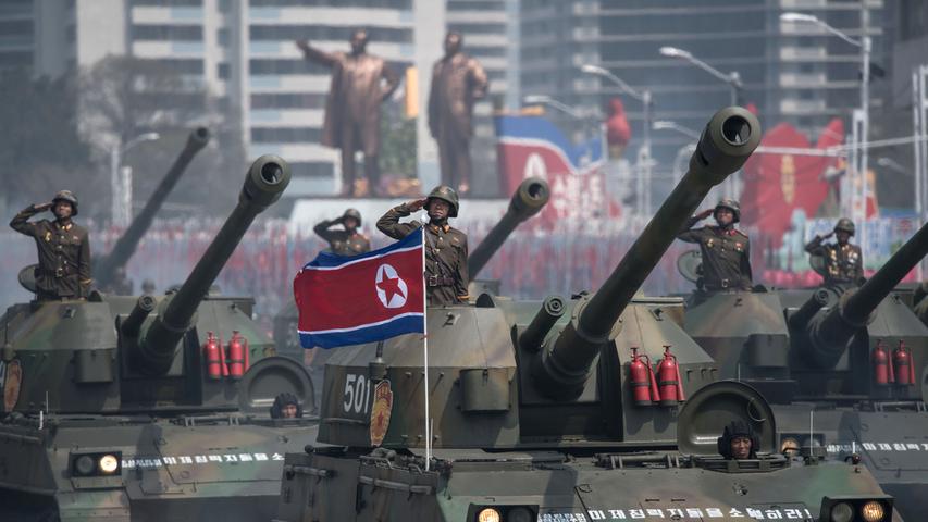 Im Stadtzentrum der nordkoreanischen Hauptstadt Pjöngjang hat eine Militärparade zu Ehren von Staatsgründer Kim Il Sung begonnen. Der Geburtstag des früheren Staatschefs Kim Il Sung jährt sich   zum 105. Mal und wird als «Tag der Sonne» bezeichnet.