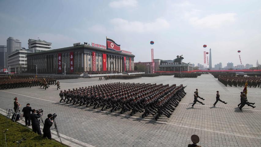 Panzer und Stechschritt: Nordkorea feiert Geburtstag mit Parade 