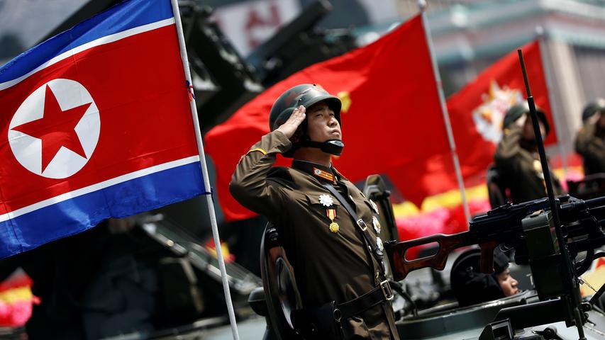 Panzer und Stechschritt: Nordkorea feiert Geburtstag mit Parade