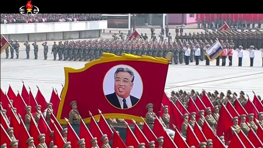 Panzer und Stechschritt: Nordkorea feiert Geburtstag mit Parade 