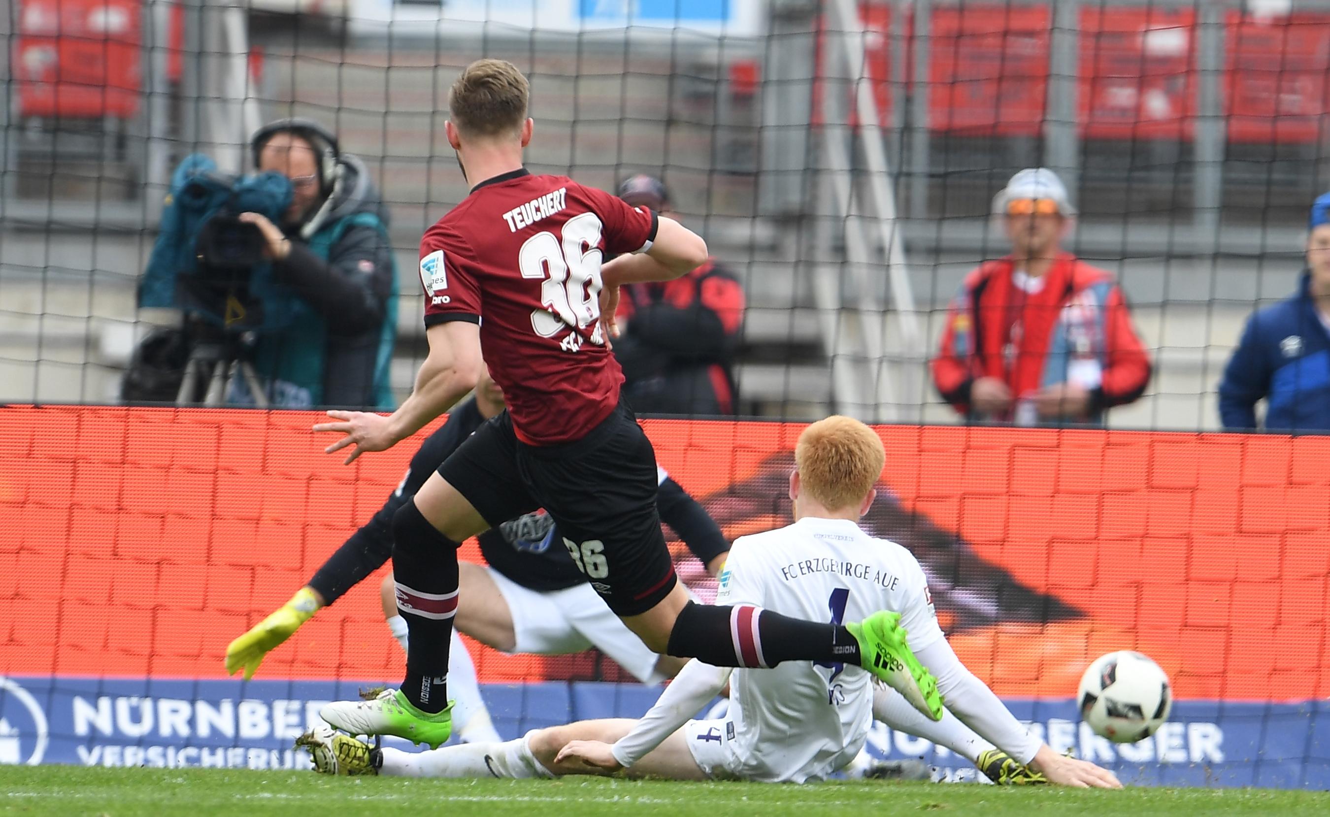 DER Moment des Tages: Wir schreiben die 82. Minute des spannenden, umkämpften Zweitligaspiels zwischen Nürnberg und Aue, der Ball hat gerade den Fuß des eingewechselten Cluberers Cedric Teuchert verlassen - und lässt Sekundenbruchteile später das Netz zappeln und das Stadion erbeben. Der Höhepunkt von vielen Highlights in diesem emotionalem Spiel.