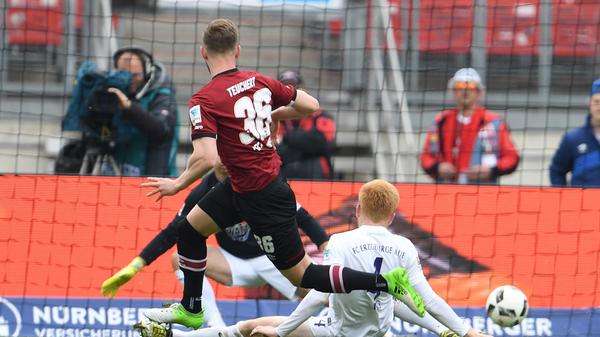 DER Moment des Tages: Wir schreiben die 82. Minute des spannenden, umkämpften Zweitligaspiels zwischen Nürnberg und Aue, der Ball hat gerade den Fuß des eingewechselten Cluberers Cedric Teuchert verlassen - und lässt Sekundenbruchteile später das Netz zappeln und das Stadion erbeben. Der Höhepunkt von vielen Highlights in diesem emotionalem Spiel.