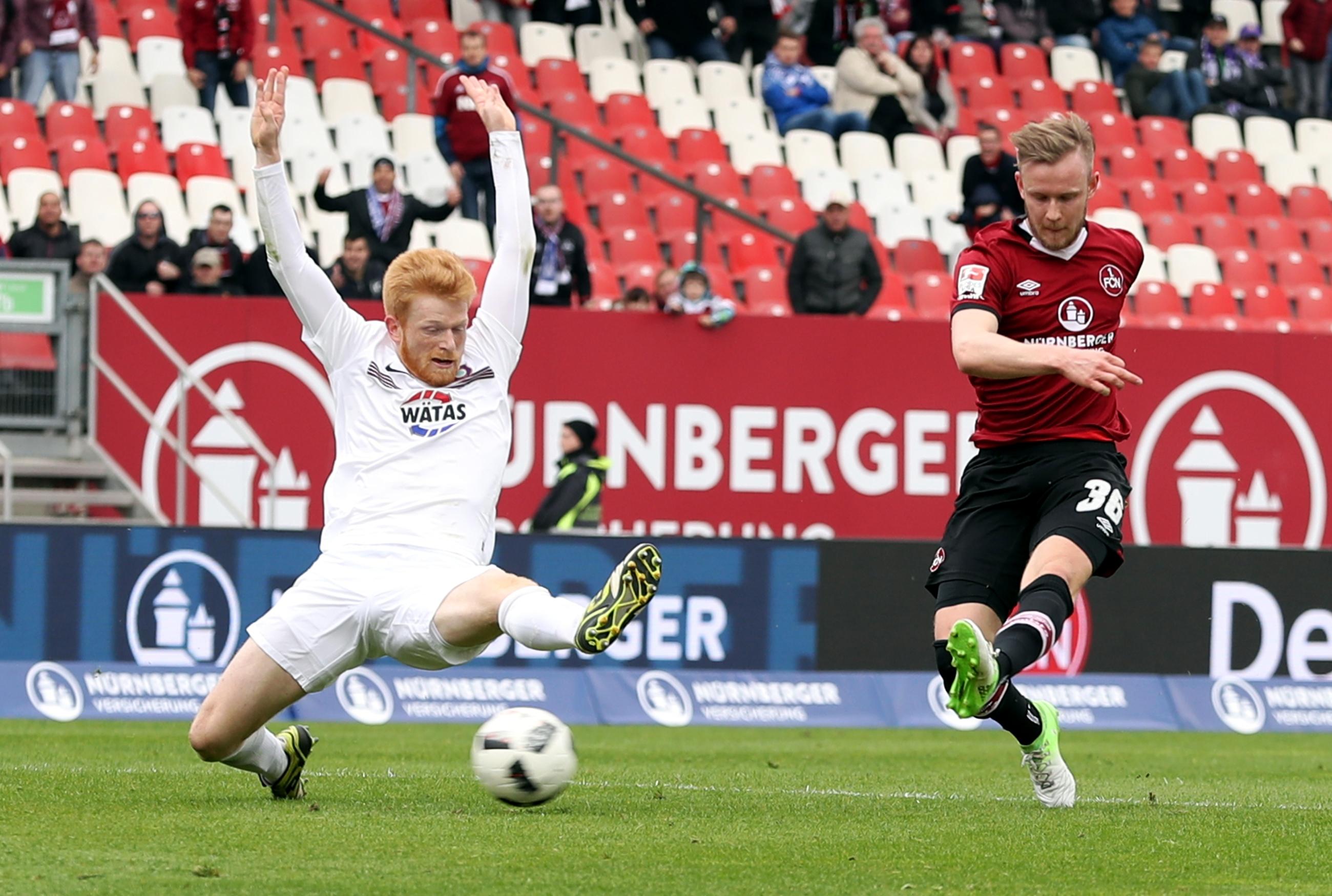 Club-Trainer Köllner reagiert und bringt Cedric Teuchert für den blassen Tim Matavz. Und der gebürtige Coburger sollte in der 82. Minute seinen großen Auftritt haben. Nach einem weiten Behrens-Schlag tankt sich Nürnbergs Joker sehenswert durch und zieht schließlich mit links ab.