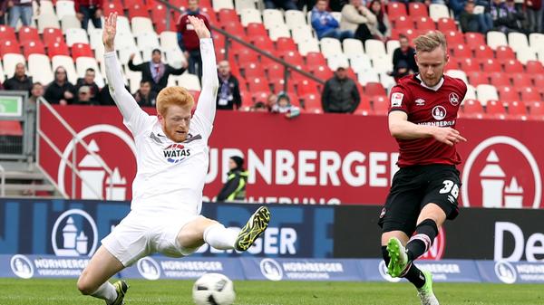 Club-Trainer Köllner reagiert und bringt Cedric Teuchert für den blassen Tim Matavz. Und der gebürtige Coburger sollte in der 82. Minute seinen großen Auftritt haben. Nach einem weiten Behrens-Schlag tankt sich Nürnbergs Joker sehenswert durch und zieht schließlich mit links ab.