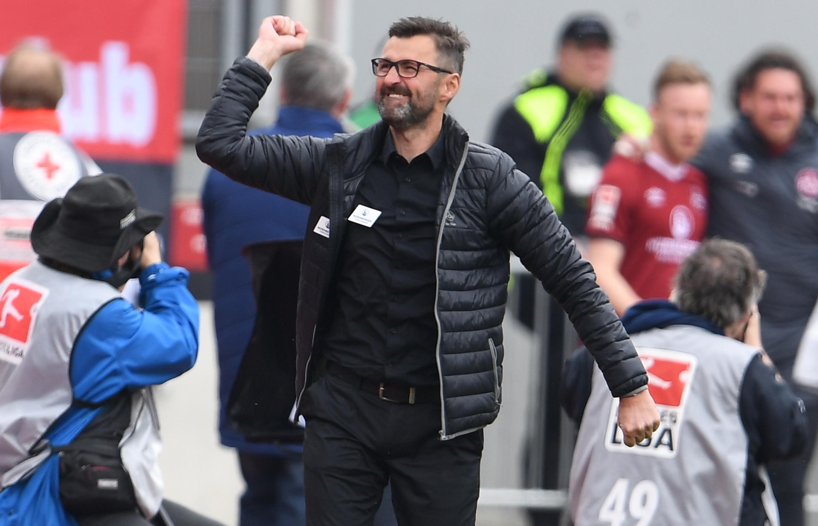 So jubelt der Trainer: Köllner hat ein goldenes Händchen bewiesen und auf Teuchert gesetzt.