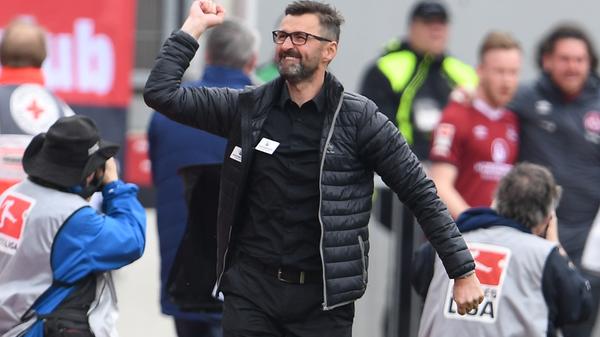 So jubelt der Trainer: Köllner hat ein goldenes Händchen bewiesen und auf Teuchert gesetzt.