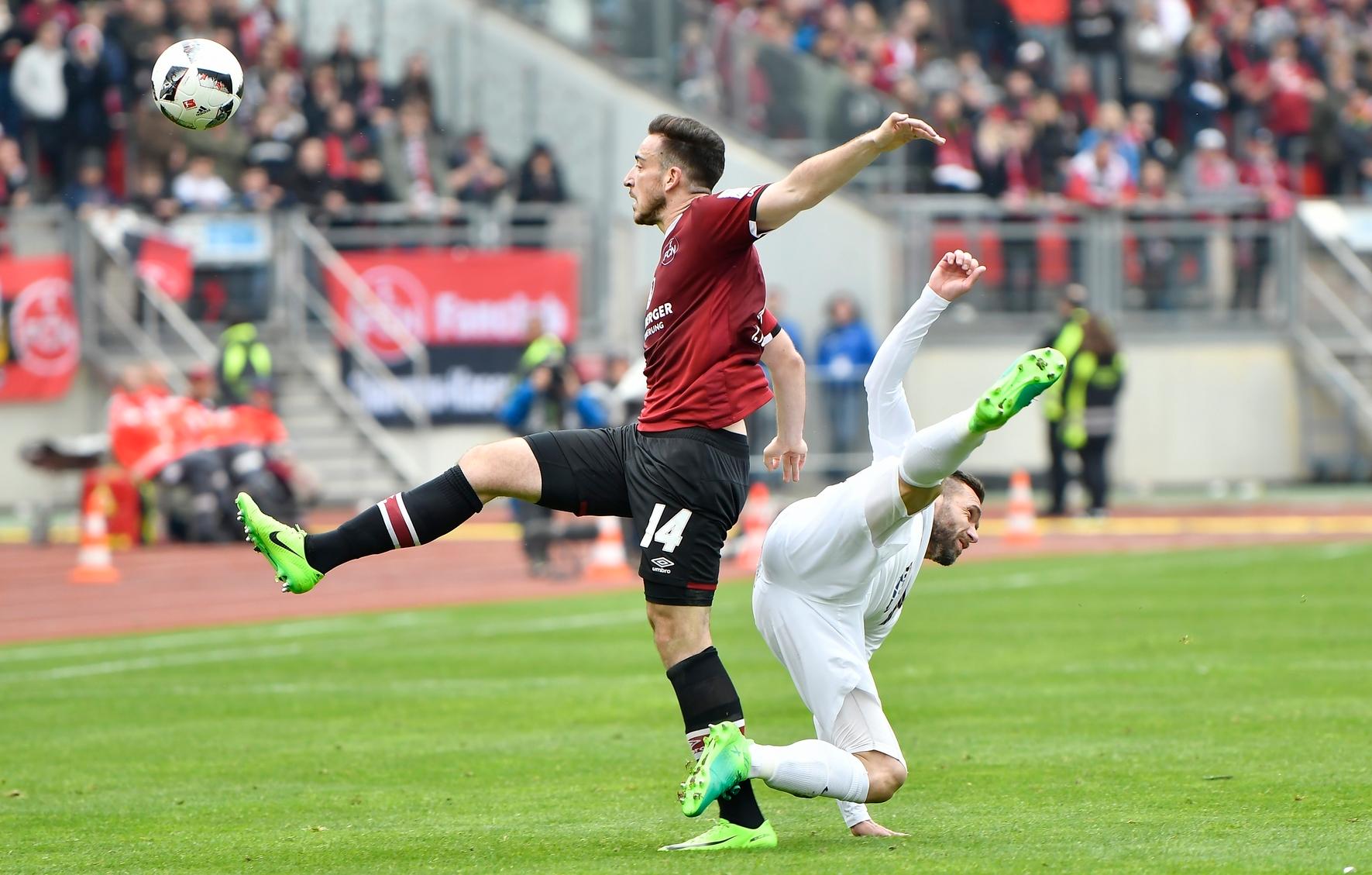 War sehr präsent und bereitete mit seiner Hereingabe das 1:0 vor. Oft aber zu unentschlossen und zaghaft, ideenlose Standards. Redaktion: 3 | User: 3,0 (492 Stimmen)