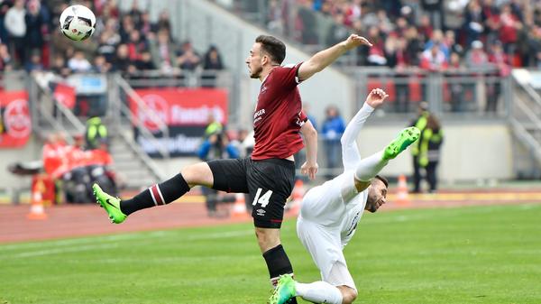 War sehr präsent und bereitete mit seiner Hereingabe das 1:0 vor. Oft aber zu unentschlossen und zaghaft, ideenlose Standards. Redaktion: 3 | User: 3,0 (492 Stimmen)