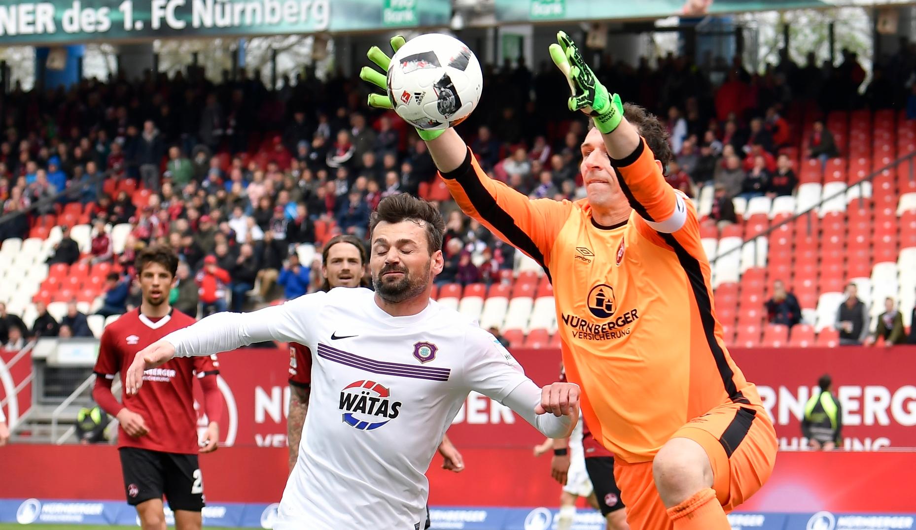 Aus ist das Spiel aber noch nicht. Der FCN hat noch die ein oder andere heikle Situation zu überstehen - unter anderem köpft der Ex-Nürnberger Albert Bunjaku (hier im Bild) den Ball noch an die Querlatte. Da wäre Schäfer machtlos gewesen.