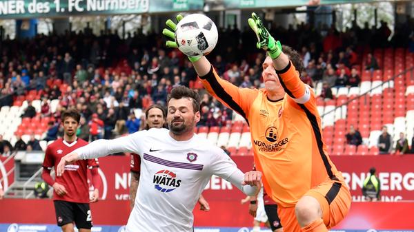 Aus ist das Spiel aber noch nicht. Der FCN hat noch die ein oder andere heikle Situation zu überstehen - unter anderem köpft der Ex-Nürnberger Albert Bunjaku (hier im Bild) den Ball noch an die Querlatte. Da wäre Schäfer machtlos gewesen.