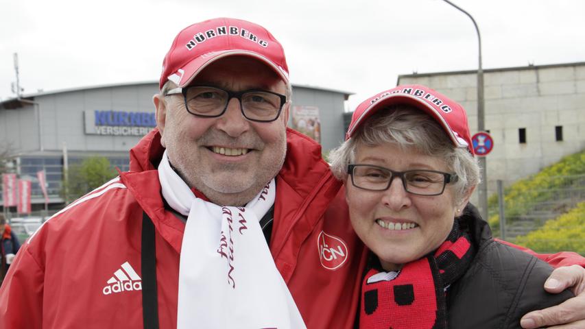 "In der ersten Halbzeit war Aue nicht schlecht", geben Fritz Wesselky (64) und Monika Herzing (65) zu. "Aber Djakpa hat alle Clubspieler mitgerissen durch seinen Einsatz. Er hat viel gekämpft." Nur so konnte der FCN das Spiel noch gewinnen.