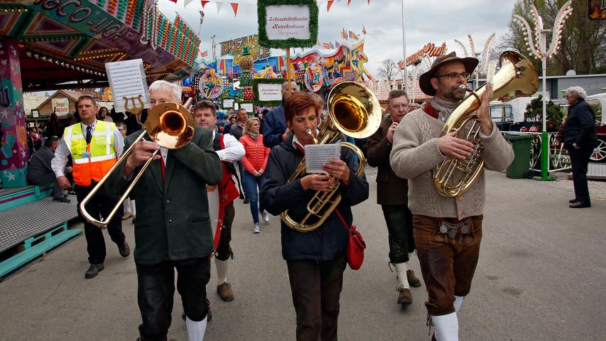 Parade und Festbier: Der Auftakt des Frühlings-Volksfests