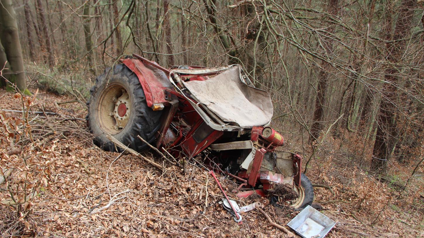 Traktor rutscht Hang hinab: 45-Jähriger stirbt