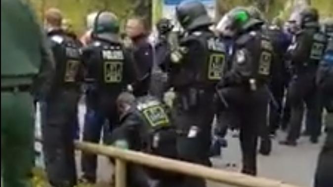 Die Polizisten setzten gegen den Fan auch Schlagstöcke und Pfefferspray ein. Die Polizisten setzten gegen den Fan auch Schlagstöcke und Pfefferspray ein.