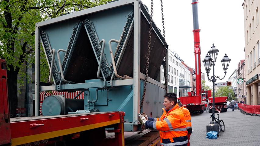 Kran hebt tonnenschwere Klimaanlage aufs Karstadt-Gebäude