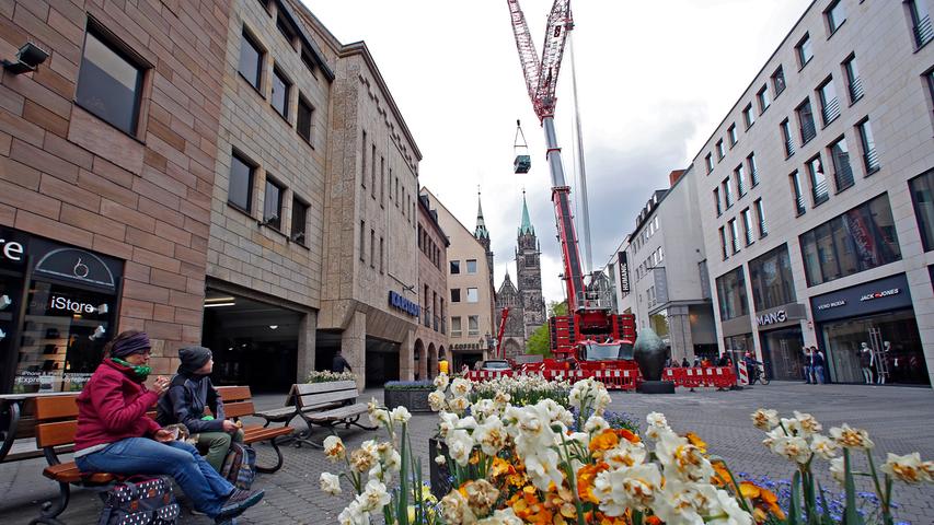 Kran hebt tonnenschwere Klimaanlage aufs Karstadt-Gebäude