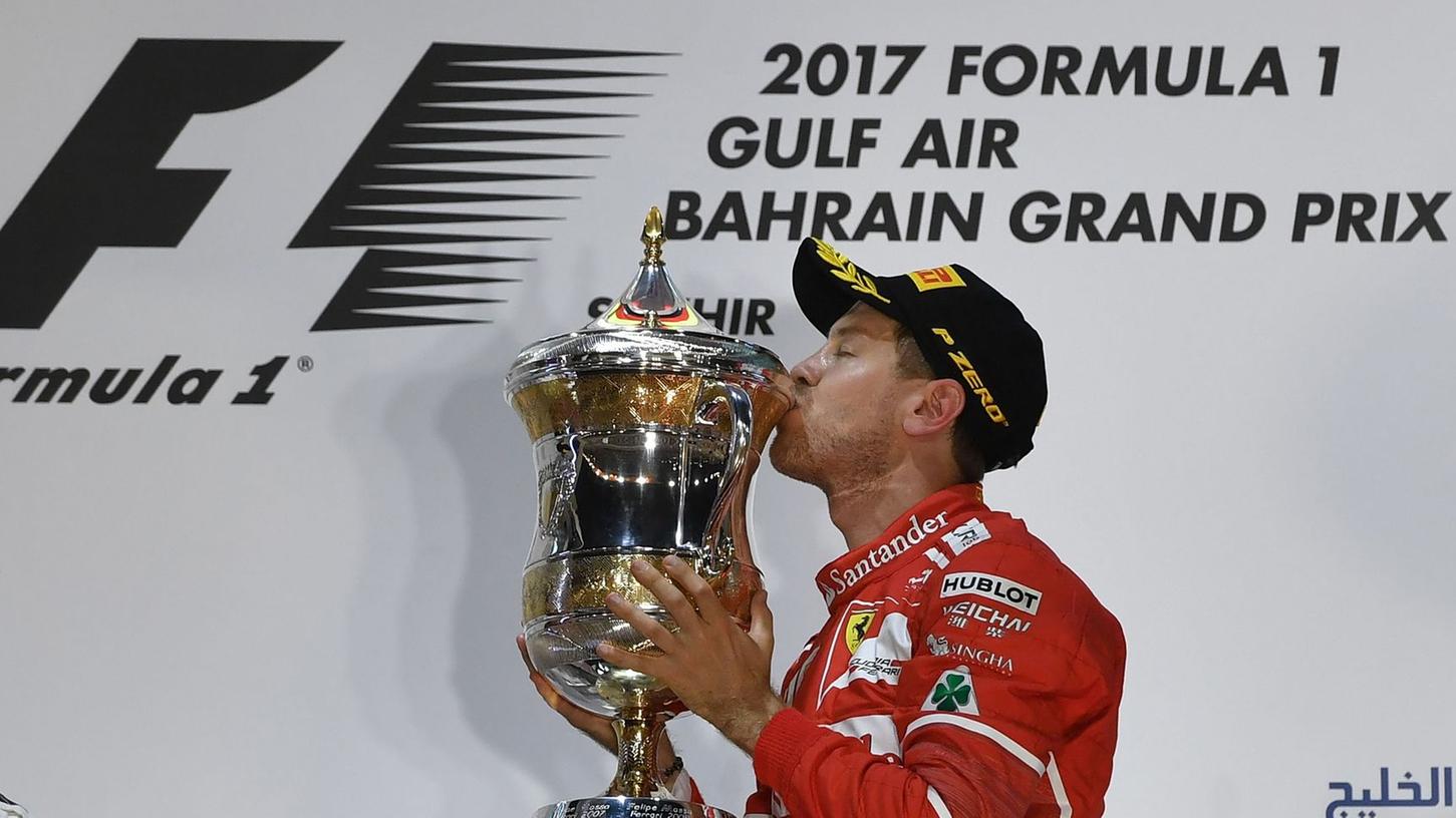 Zum Knutschen: Sebastian Vettel freut sich in Bahrain über seinen zweiten Saisonsieg.