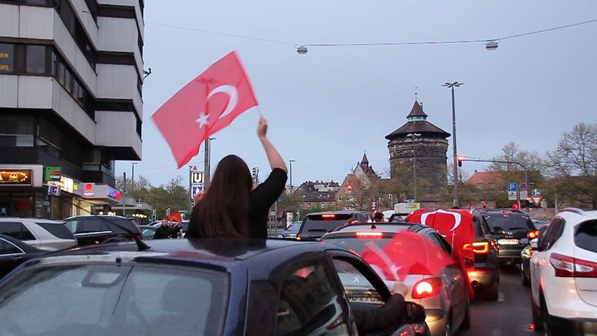 Nürnberg: Türken feiern Ausgang des Referendums mit Autokorso