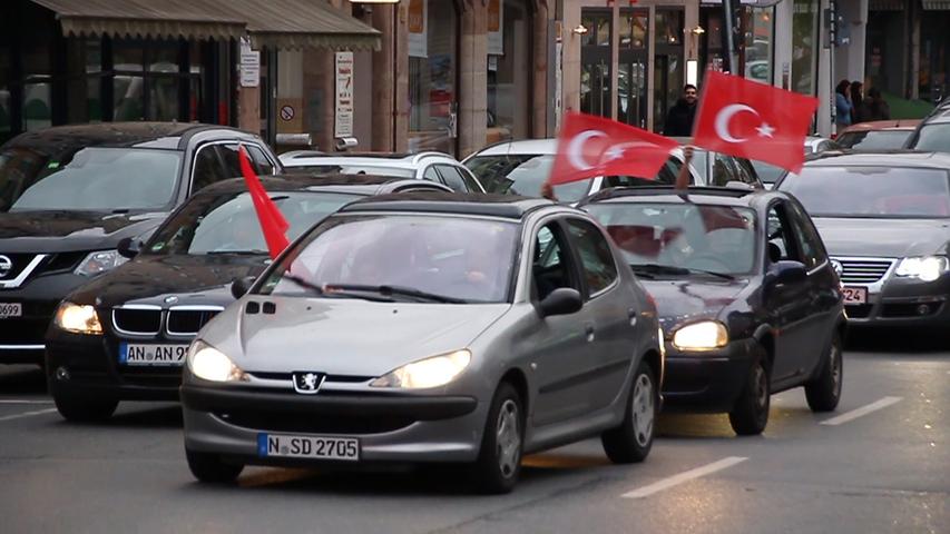 Nürnberg: Türken feiern Ausgang des Referendums mit Autokorso