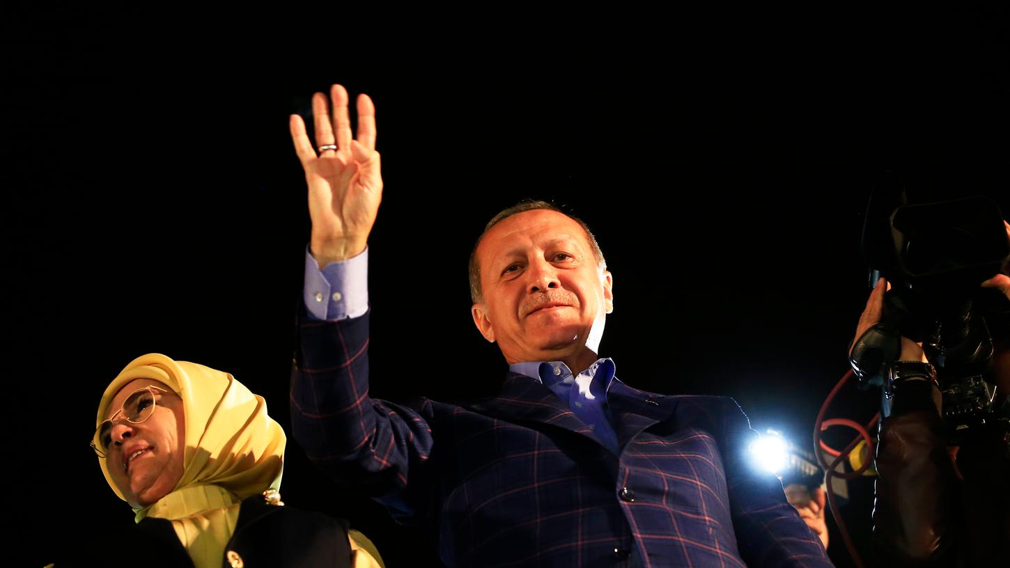 Erdogan winkt seinen Anhängern. Er geht als Sieger aus dem Referendum hervor.