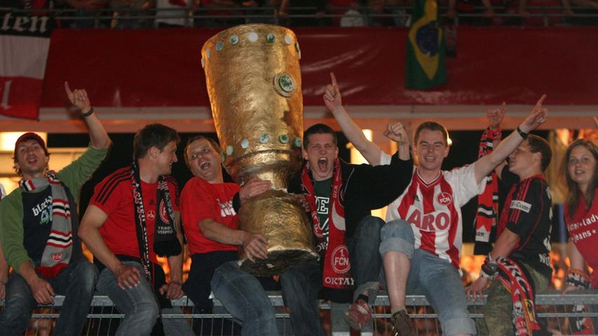 Die Fans haben jetzt nur noch den Pokal im Blick. Diese goldene Trophäe, die für die leidgeplagten Nürnberger Anhänger der größte Traum ist.