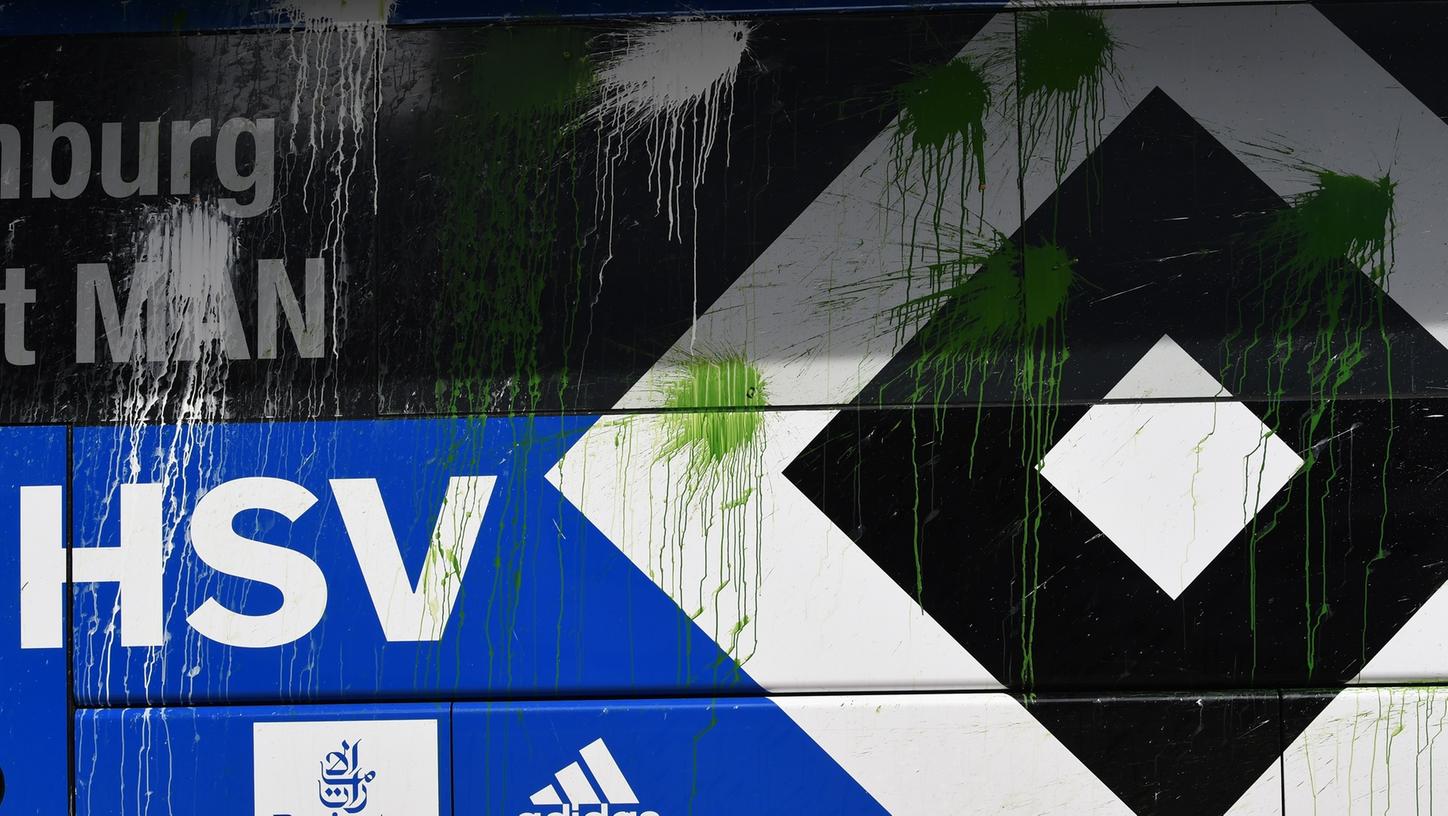 Mit grünen und weißen Farbbeuteln bewarfen Anhänger von Werder Bremen den Mannschaftsbus des HSV.