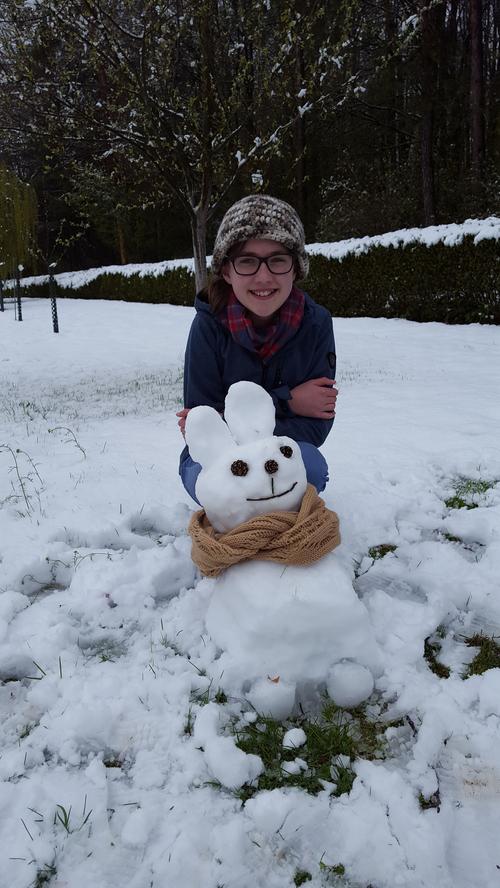 Der Beweis, dass es richtig viel geschneit hat: Katie und ihr Schneehase.