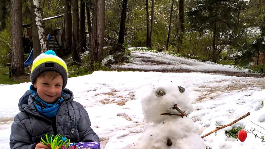 Auch Kimi, sieben Jahre alt, aus Obertrubach hat die Gelegenheit beim Schopf gepackt und gleich einen Schneemann gebaut. Danke an seine Mutter Monica Grüner-Krampe für das Foto.