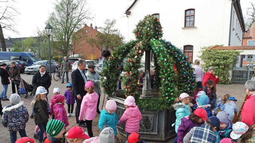 Zwei Dutzend Kinder haben zusammen mit dem Steiner Heimat- und Kulturverein den Osterbrunnen auf dem Meckenburger Platz geschmückt.