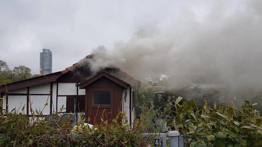 Alarm in der Kleingartenanlage: Gartenhaus steht in Flammen