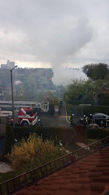 Alarm in der Kleingartenanlage: Gartenhaus steht in Flammen