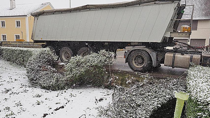 Schneeglätte – Lkw rutschte in Reuth am Wald in eine Hofeinfahrt