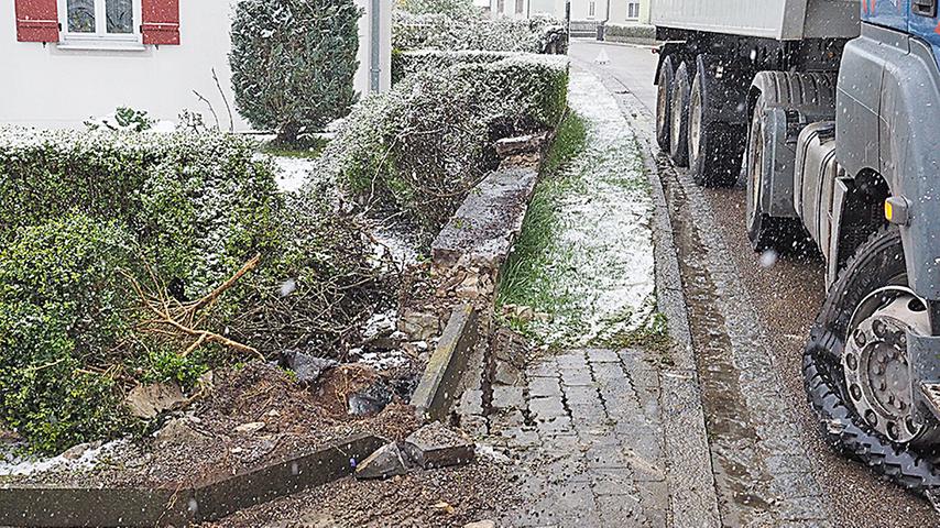 Schneeglätte – Lkw rutschte in Reuth am Wald in eine Hofeinfahrt