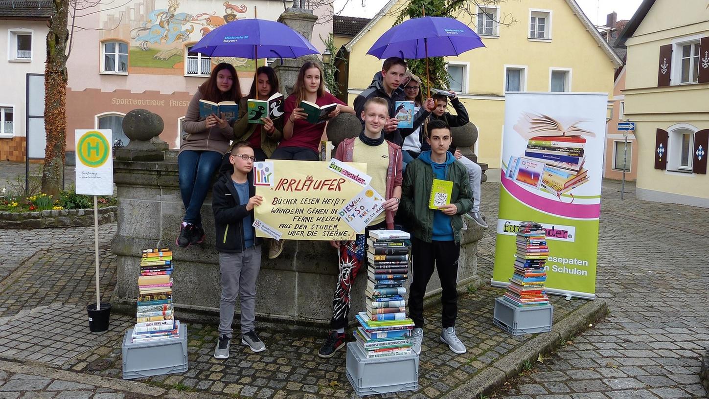 Trotzten dem Regen: Die Mittelschüler der offenen Ganztagesschule in Gräfenberg haben den Marktplatz zum Bücher-Schauplatz gemacht.