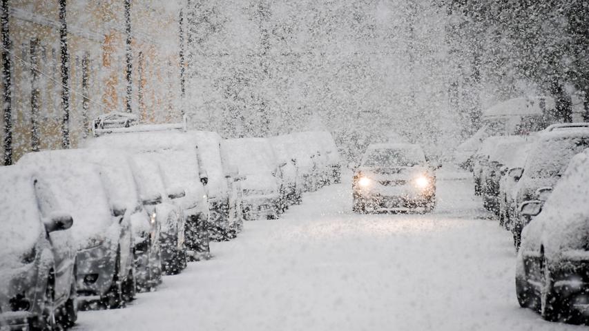 Frieren im Frühling: Schneegestöber auf Bayerns Straßen