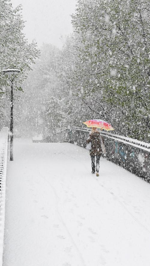 Frieren im Frühling: Schneegestöber auf Bayerns Straßen