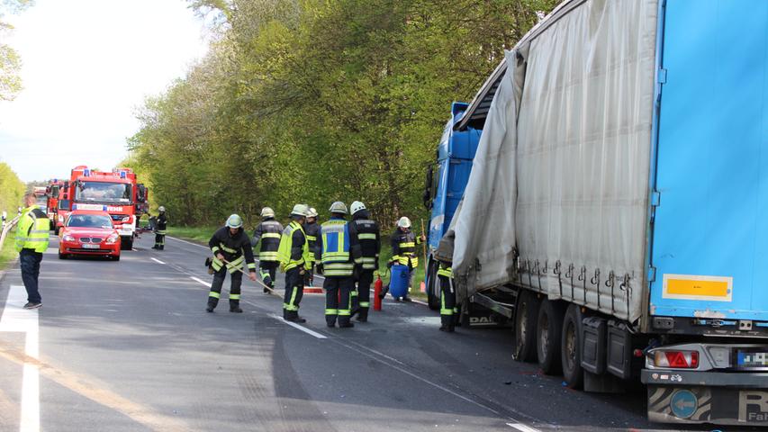 Drei Lastwagen kollidieren bei Stein: Vollsperrung auf B14
