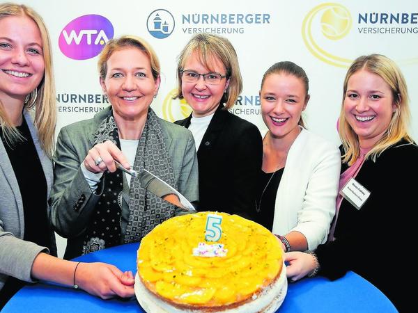 Eine Torte zum fünften Geburtstag: Sandra Reichel (Zweite von links) und ihr Organisationsteam freuen sich schon auf den Nürnberger Versicherungscup Ende Mai.