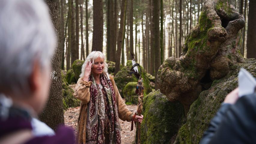 Wer mehr über den Druidenhain erfahren möchte, lässt sich von Naturführerin Rosa Schmidt-Köhler (09194)4160 in die Geschichte der Kelten vor Ort einweihen. Die 65-Jährige bietet neben keltischen Naturführungen auch Kräuterwanderungen, Wildpflanzenseminare und sogar Single-Touren an.