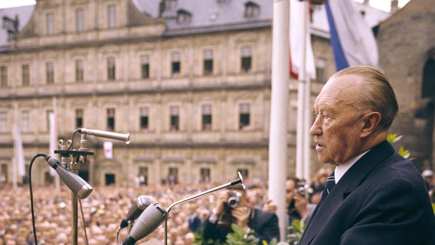 Nächste Station, Bamberg: Bundeskanzler Konrad Adenauer sprach nach seinem Nürnberg-Besuch in der Domstadt.  Auf dem Domplatz begrüßte der 85-jährige Bundeskanzler rund 40.000 Zuhörer.