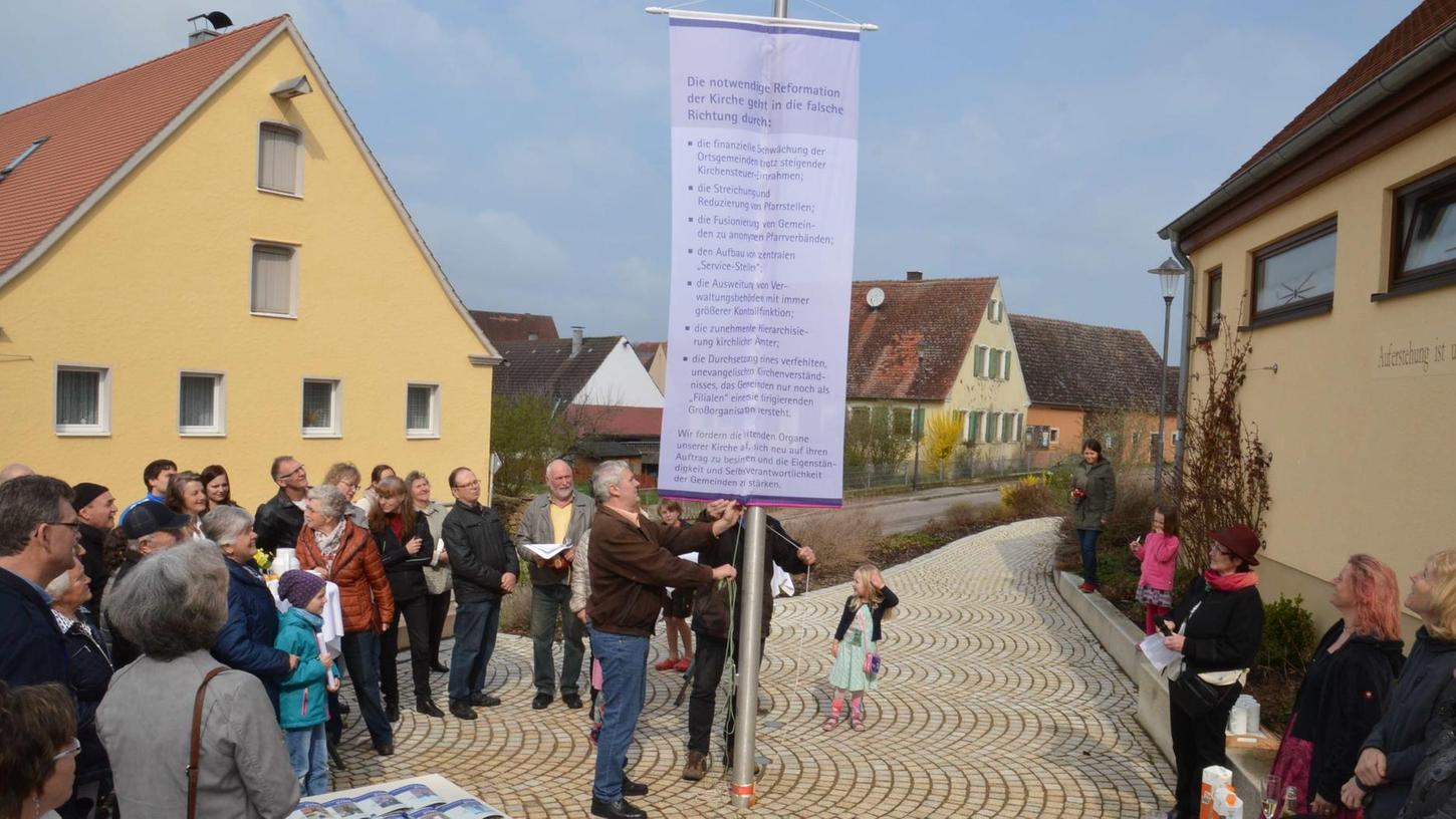Lutherjahr: Moderner Thesenanschlag in Geilsheim