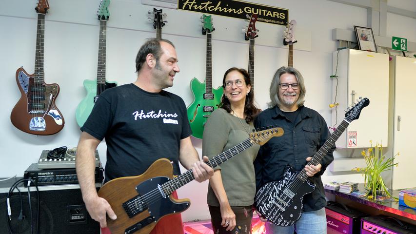Hutchins Gitarren setzten eine Tradition in Bubenreuth fort. In der ehemaligen Instrumentenfabrik Höfner haben sich englische Gitarrenbauer niedergelassen. Gerd Schaller, Laura Libricz und Graham Stockley (v.l.) freuen sich über die gemeinsame Aufgabe.
