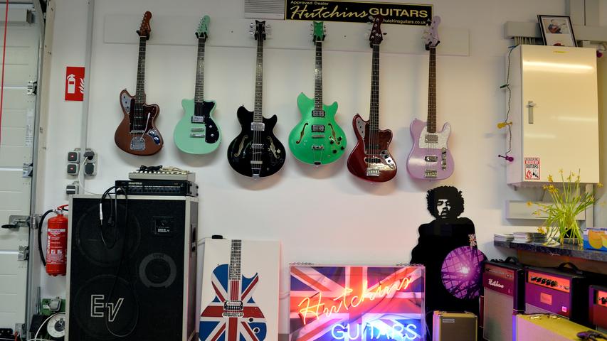 Verschiedene E-Gitarren sind im Sortiment von Hutchins.