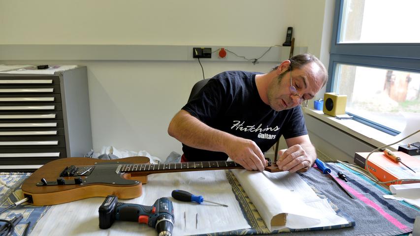 Gerd Schaller bearbeitet die Gitarren und gibt ihnen auch den Feinschliff.