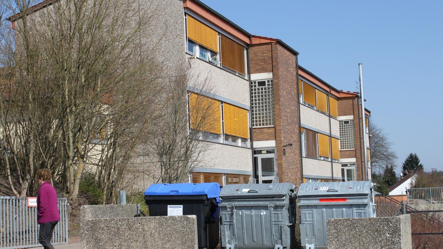Das Schulgebäude in Hallerndorf vor der Sanierung. Das Schulgebäude in Hallerndorf vor der Sanierung.