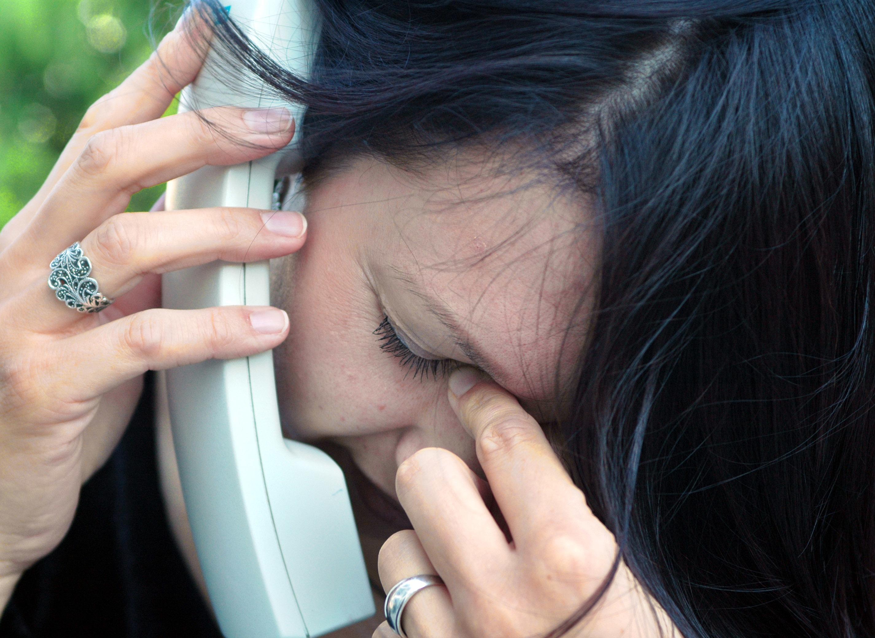 Das Denken verändert sich bei einer Depression. Die Betroffenen klagen oft über mangelnde Konzentration. "Manche haben Angst, sie bekommen Demenz, weil sie sich schlechter an Dinge erinnern. Dabei steckt eine Depression dahinter", erklärt Wolf-Dietrich Braunwarth, Oberarzt an der Klinik für Psychiatrie des Klinikums Nürnberg. Außerdem sehen sich die Betroffenen sehr negativ. Sie plagen Schuldgefühle bis hin zu Selbstmordgedanken.